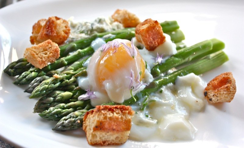 trådløs Ondartet Smag Sous Vide Egg, Asparagus, Créme Fraîche au Fines Herbs and Butter Fried  Croutons à la Thomas Keller - A Canadian Foodie