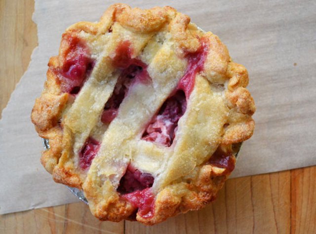 Julie rhubarb pie -val