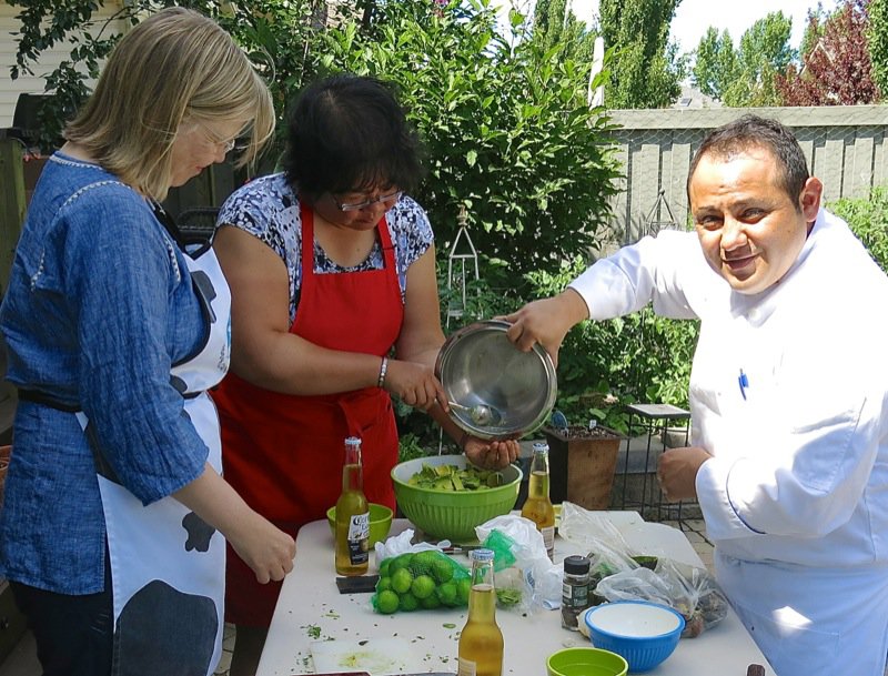 20 Guacamole Chef Hugo Raya