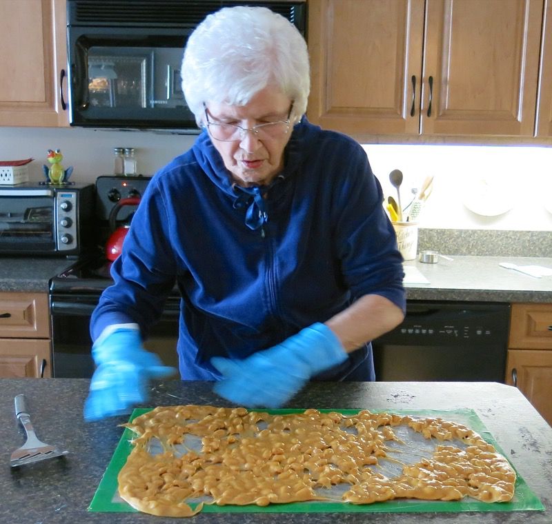 7e2 Homemade Peanut Brittle