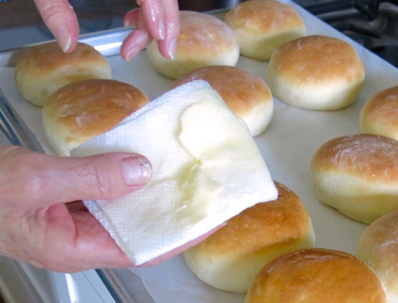 52b Buttering Hot Prairie Dinner Bun Tops