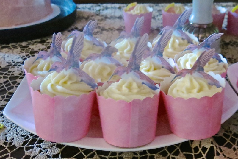 22 Hummingbird Cupcake