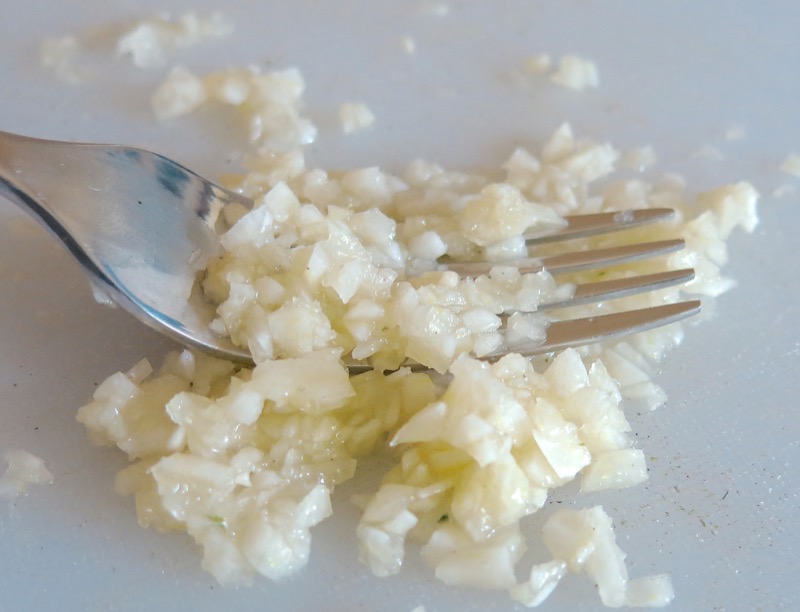 4 Emulsifying Garlic with Salt