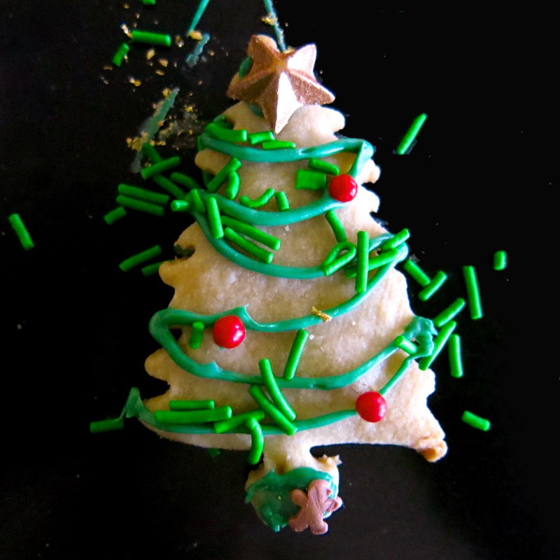 19a-decorating-butter-cookie-christmas-trees-2016