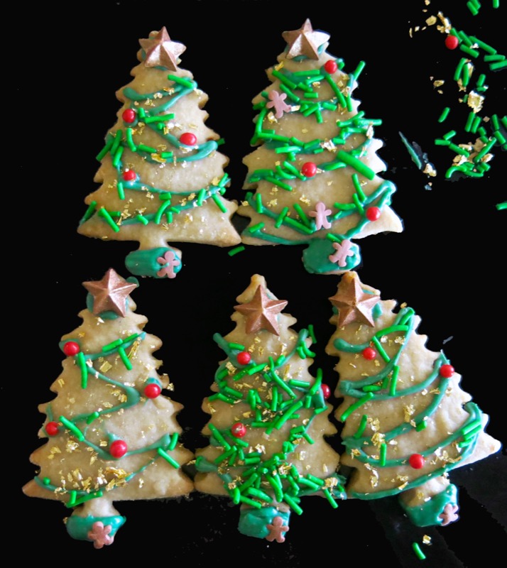 21-decorating-butter-cookie-christmas-trees-2016