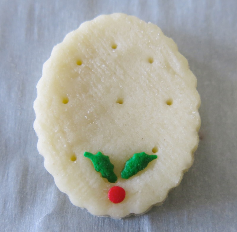 15-traditional-holly-shortbread-oval-2016