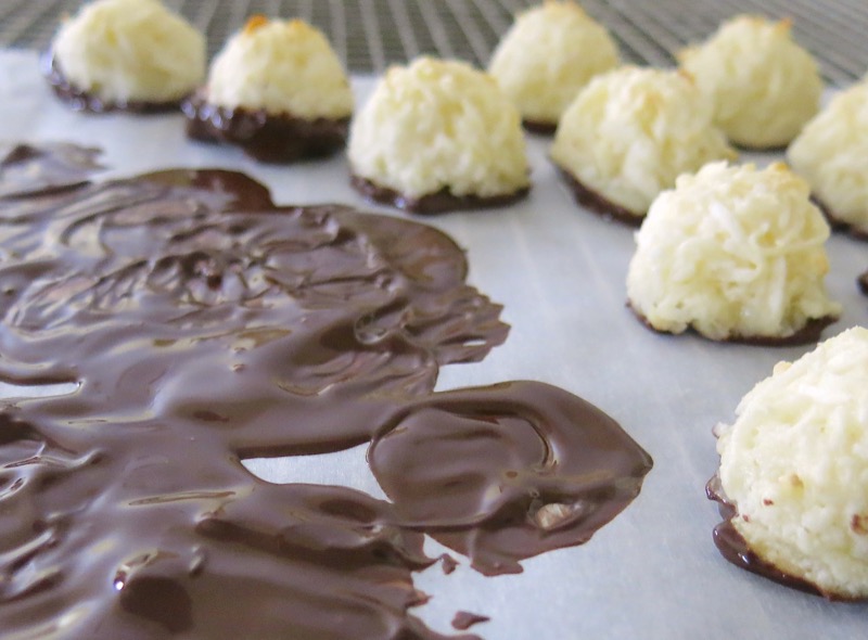 17-chocolate-bottomed-coconut-macaroons-2016