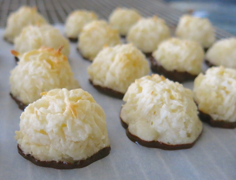 18-chocolate-bottomed-coconut-macaroons-2016