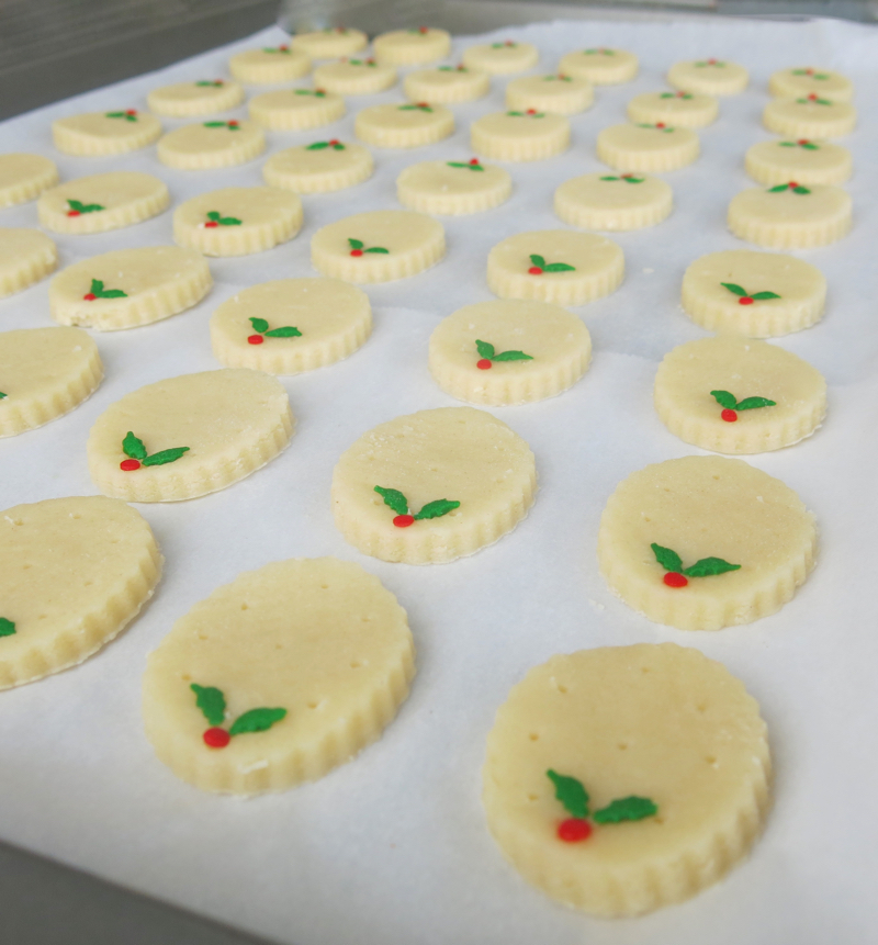 18b-traditional-holly-shortbread-oval-2016