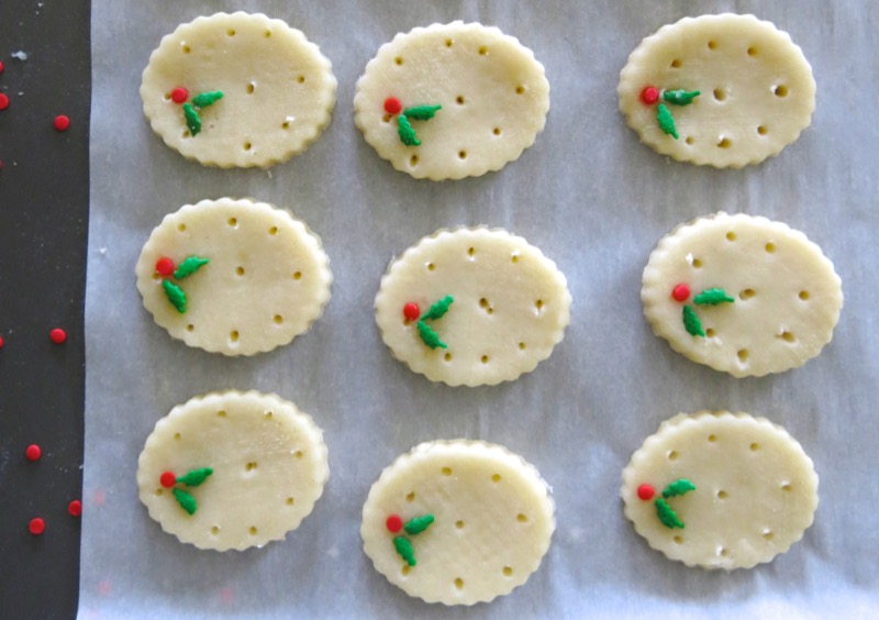 19-traditional-holly-shortbread-oval-2016