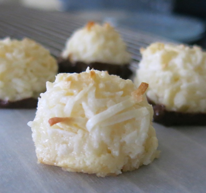 1b-chocolate-bottomed-coconut-macaroons-2016