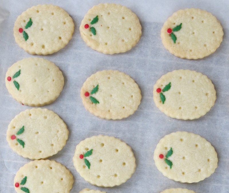 20-traditional-holly-shortbread-oval-2016
