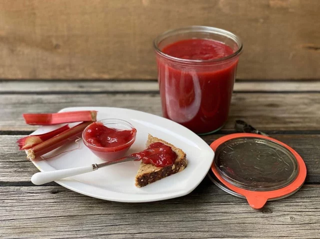 𝑺𝒖𝒎𝒎𝒆𝒓 𝑱𝒂𝒎𝒎𝒊𝒏’

My daughter @solosmart.ragan created and shared a FABULOUS recipe her with Momsey!

Once you use the guided recipes, you can use the Thermomix® manually, and soon you find you are able to create your own gorgeous concoctions, just like Ragan did!

We are going to add it to a Brioche Recipe she found on Cookidoo®! Here's her recipe and tag her if you make it. It is DELICIOUS!
Ragan’s Rhubarb and Strawberry Jam

Yield: 2 ½ cups

Ingredients:
500 grams rhubarb, chopped or sliced thickly
300 grams strawberries, cleaned, hulled and quartered
450 grams sugar
1 tablespoon freshly squeezed lemon juice

Materials needed:
Sterile jar
Canning funnel

Instructions:
Place all ingredients into mixing bowl and set time for 30 minutes at Varoma speed 3
Pour into sterilized jar through funnel; seal and refrigerate until ready to use!

#thatsmyjam #jamin #jam #toastandjam #strawberryrhubarb #strawberryrhubarbjam #strawberry #rhubarb #strawberryjam #rhubarbjam #thermomix #athomewiththermomix #madeinmythermomix #madewithmythermomix #yeg yegfood #berry #berryjam #foodie #thatsmyjam #photography #foodphotography #yeg #yegfood